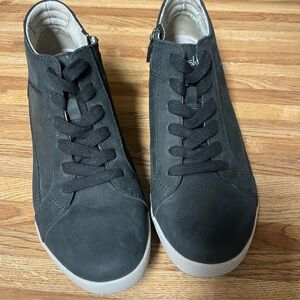 Dansko Black Onyx bootie/high top shoe. Womens 9/ EU 39.